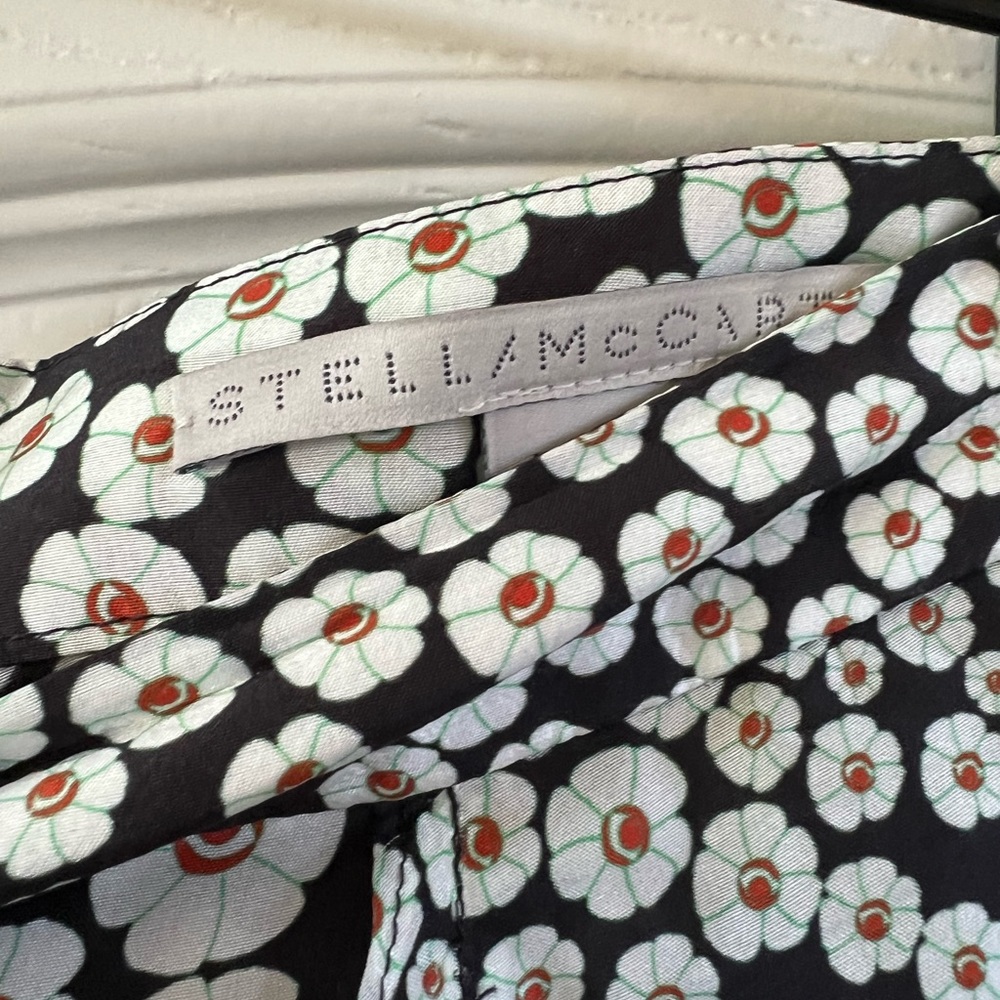 Stella McCarthy, floral skirt